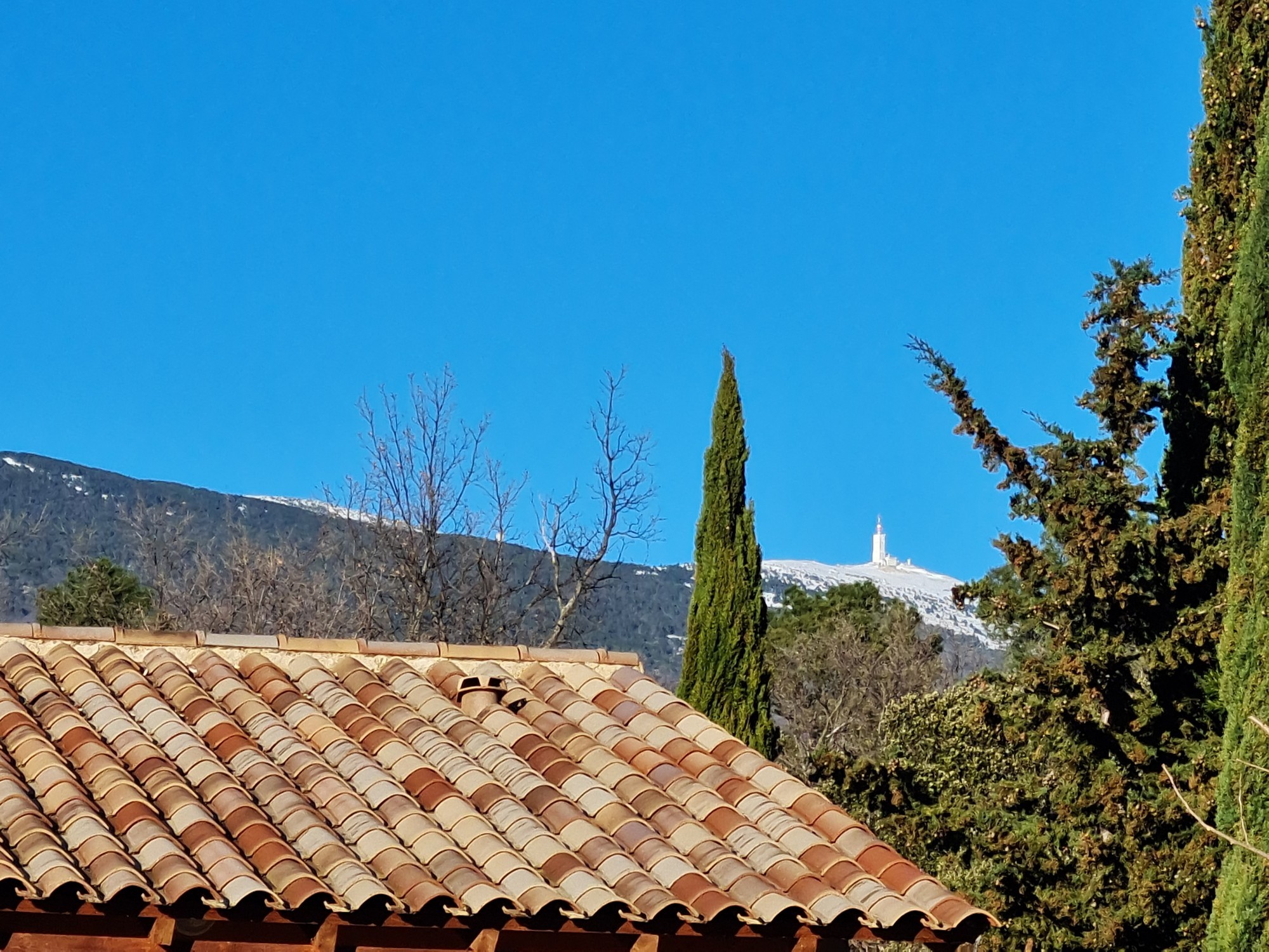 Les toits de La Restanque face au Mont Ventoux