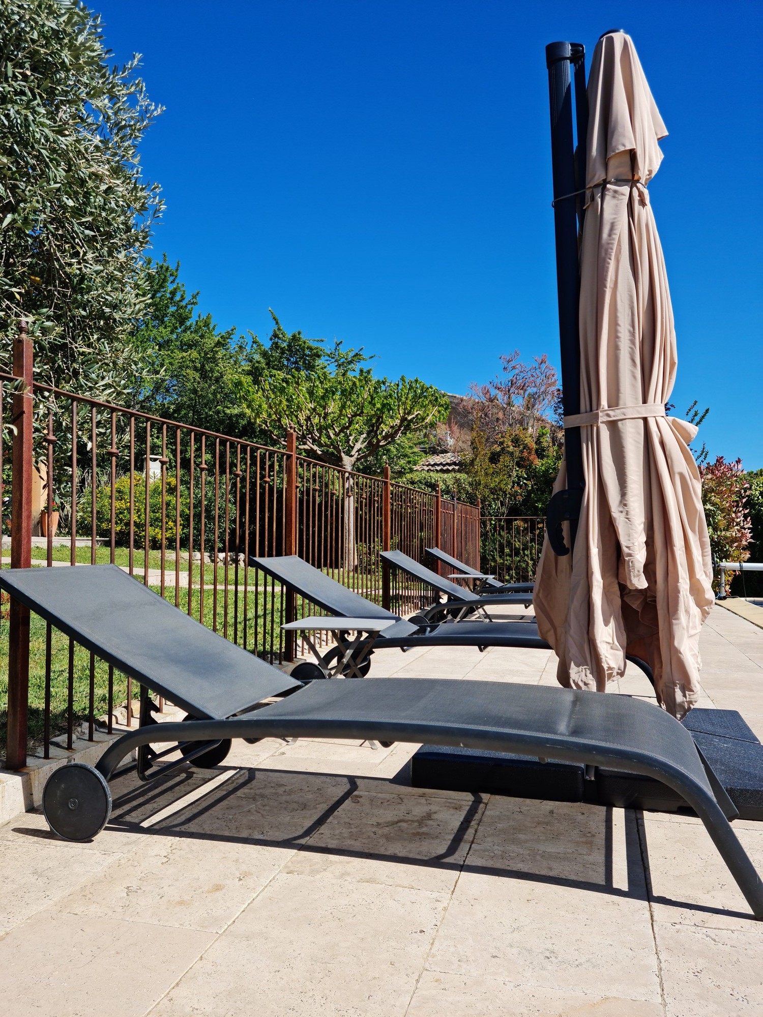 La piscine et le jardin de La Restanque sous le soleil de Provence